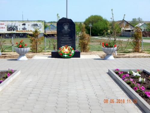 Памятный знак в честь юного героя Ивана Сидорова в сквере Победы имени Вани Сидорова